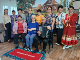 «Пусть будет теплой осень жизни»: в Новоалександровском центре соцобслуживания поздравили старшее поколение