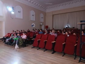 Поднят занавес над сценою, и ты к чуду вновь готов